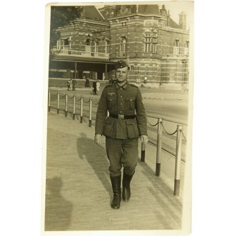 Photo of a Wehrmacht soldier in field uniform in the street. Espenlaub militaria